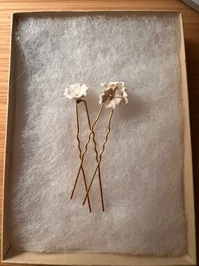 Davie & Chiyo - Delicate White Floral Hair Pins - Set of 3